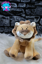 Lade das Bild in den Galerie-Viewer, Löwe Luis mit "Leo" auf dem Po