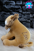 Lade das Bild in den Galerie-Viewer, Löwe Luis mit "Leo" auf dem Po