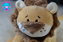 Lade das Bild in den Galerie-Viewer, Löwe Luis mit "Leo" auf dem Po