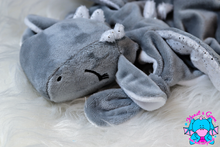 Lade das Bild in den Galerie-Viewer, Kuscheltuch/Schnuffeltuch "Lotta" in grau/weiß/silber glitzer auf weiß