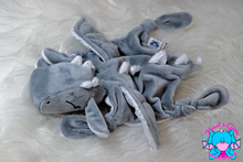 Lade das Bild in den Galerie-Viewer, Kuscheltuch/Schnuffeltuch "Lotta" in grau/weiß/silber glitzer auf weiß