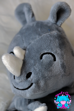 Lade das Bild in den Galerie-Viewer, Nashorn Schnuffeltuch Niala