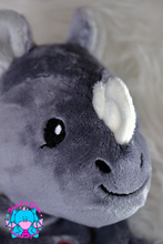 Lade das Bild in den Galerie-Viewer, Nashorn Naledi