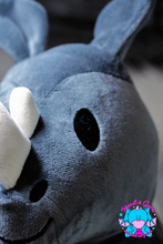 Lade das Bild in den Galerie-Viewer, Nashorn Naledi