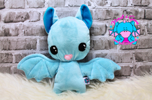 Lade das Bild in den Galerie-Viewer, Kuschelfledermaus Choly - kunst&garn