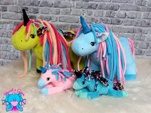 Lade das Bild in den Galerie-Viewer, Einhorn Rosi einzeln oder mit Babys - kunst&garn