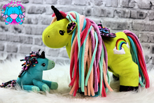 Lade das Bild in den Galerie-Viewer, Einhorn Rosi einzeln oder mit Babys - kunst&garn