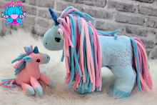 Lade das Bild in den Galerie-Viewer, Einhorn Rosi einzeln oder mit Babys - kunst&garn