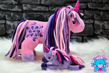 Lade das Bild in den Galerie-Viewer, Einhorn Rosi einzeln oder mit Babys - kunst&garn