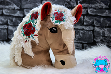 Lade das Bild in den Galerie-Viewer, Pferdekissen Nala - kunst&garn