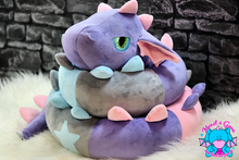 Lade das Bild in den Galerie-Viewer, Bettdrache Poldi - kunst&garn