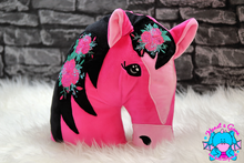 Lade das Bild in den Galerie-Viewer, Pferdekissen Nala - kunst&garn