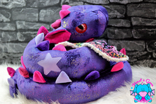 Lade das Bild in den Galerie-Viewer, Bettdrache Poldi Glamour - kunst&garn