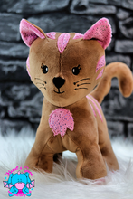 Lade das Bild in den Galerie-Viewer, Katze Minka SMALL - kunst&garn