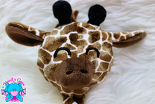 Lade das Bild in den Galerie-Viewer, Mali Schnuffeltuch giraffe/chocolate/schwarz - kunst&garn