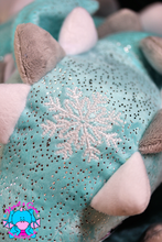 Lade das Bild in den Galerie-Viewer, Bettdrache Poldi Glamour - kunst&garn