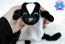 Lade das Bild in den Galerie-Viewer, Mini-Becky Sticktier-Schnuffeltuch - kunst&garn