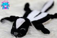 Lade das Bild in den Galerie-Viewer, Mini-Becky Stinktier-Schnuffeltuch - kunst&garn