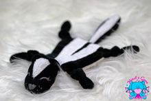 Lade das Bild in den Galerie-Viewer, Mini-Becky Stinktier-Schnuffeltuch - kunst&garn