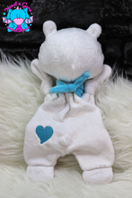 Lade das Bild in den Galerie-Viewer, Eisbär-Schnuffeltuch Bella - kunst&garn