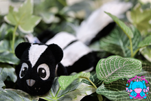 Lade das Bild in den Galerie-Viewer, Mini-Becky Sticktier-Schnuffeltuch - kunst&garn