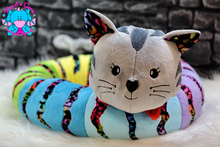 Lade das Bild in den Galerie-Viewer, Bettkatze Bastet grau/graphit/regenbogen - kunst&garn