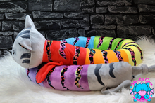 Lade das Bild in den Galerie-Viewer, Bettkatze Bastet grau/graphit/regenbogen - kunst&garn