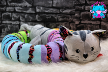 Lade das Bild in den Galerie-Viewer, Bettkatze Bastet grau/graphit/regenbogen - kunst&garn