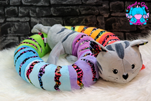 Lade das Bild in den Galerie-Viewer, Bettkatze Bastet grau/graphit/regenbogen - kunst&garn