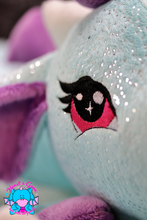 Lade das Bild in den Galerie-Viewer, Bettdrache Poldi Glamour - kunst&garn