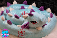 Lade das Bild in den Galerie-Viewer, Bettdrache Poldi Glamour - kunst&garn