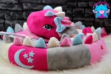 Lade das Bild in den Galerie-Viewer, Bettdrache Poldi - kunst&garn