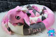 Lade das Bild in den Galerie-Viewer, Bettdrache Poldi - kunst&garn