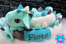 Lade das Bild in den Galerie-Viewer, Bettdrache Poldi - kunst&garn