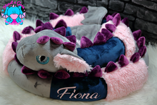 Lade das Bild in den Galerie-Viewer, Bettdrache Poldi - kunst&garn