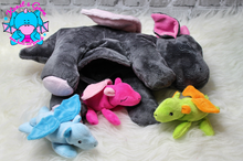 Lade das Bild in den Galerie-Viewer, Drache Maya einzeln oder mit Babys - kunst&garn