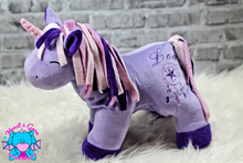 Lade das Bild in den Galerie-Viewer, Einhorn Rosi einzeln oder mit Babys - kunst&garn