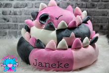 Lade das Bild in den Galerie-Viewer, Bettdrache Poldi - kunst&garn