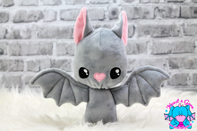 Lade das Bild in den Galerie-Viewer, Kuschelfledermaus Choly - kunst&garn