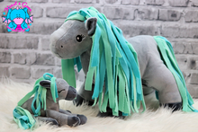Lade das Bild in den Galerie-Viewer, Pony Rose einzeln oder mit Babys - kunst&garn
