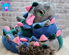 Lade das Bild in den Galerie-Viewer, Bettdrache Poldi - kunst&garn