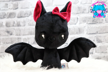 Lade das Bild in den Galerie-Viewer, Kuschelfledermaus Choly - kunst&garn