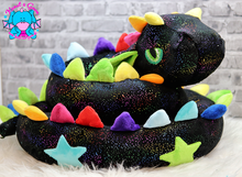 Lade das Bild in den Galerie-Viewer, Bettdrache Poldi Glamour - kunst&garn