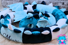 Lade das Bild in den Galerie-Viewer, Bettdrache Poldi - kunst&garn