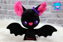 Lade das Bild in den Galerie-Viewer, Kuschelfledermaus Choly - kunst&garn