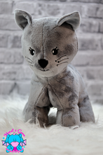Lade das Bild in den Galerie-Viewer, Katze Minka SMALL - kunst&garn