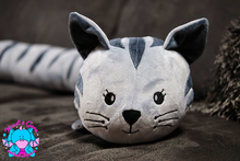 Lade das Bild in den Galerie-Viewer, Bettkatze Bastet - kunst&garn