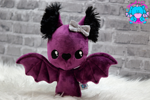 Lade das Bild in den Galerie-Viewer, Kuschelfledermaus Choly - kunst&garn