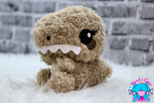 Lade das Bild in den Galerie-Viewer, Kuscheldino Rexi - kunst&garn