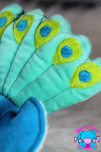 Lade das Bild in den Galerie-Viewer, Pfau Peter - kunst&garn